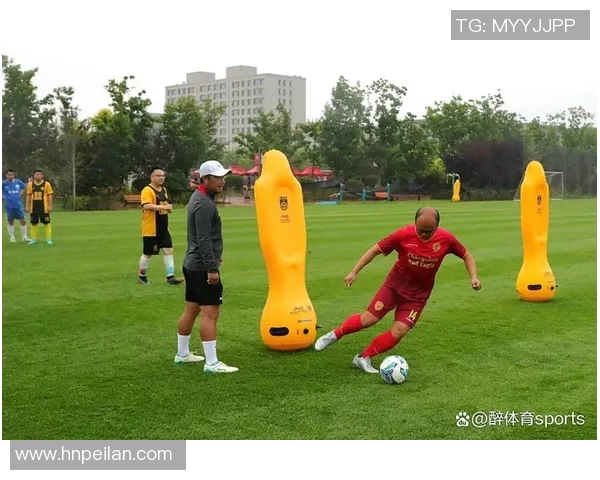 跟随足球明星一起训练提升技术突破，体验顶级球员的训练方法与秘诀